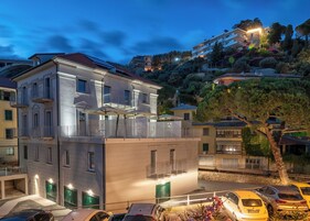Fachada de la propiedad por la tarde o noche