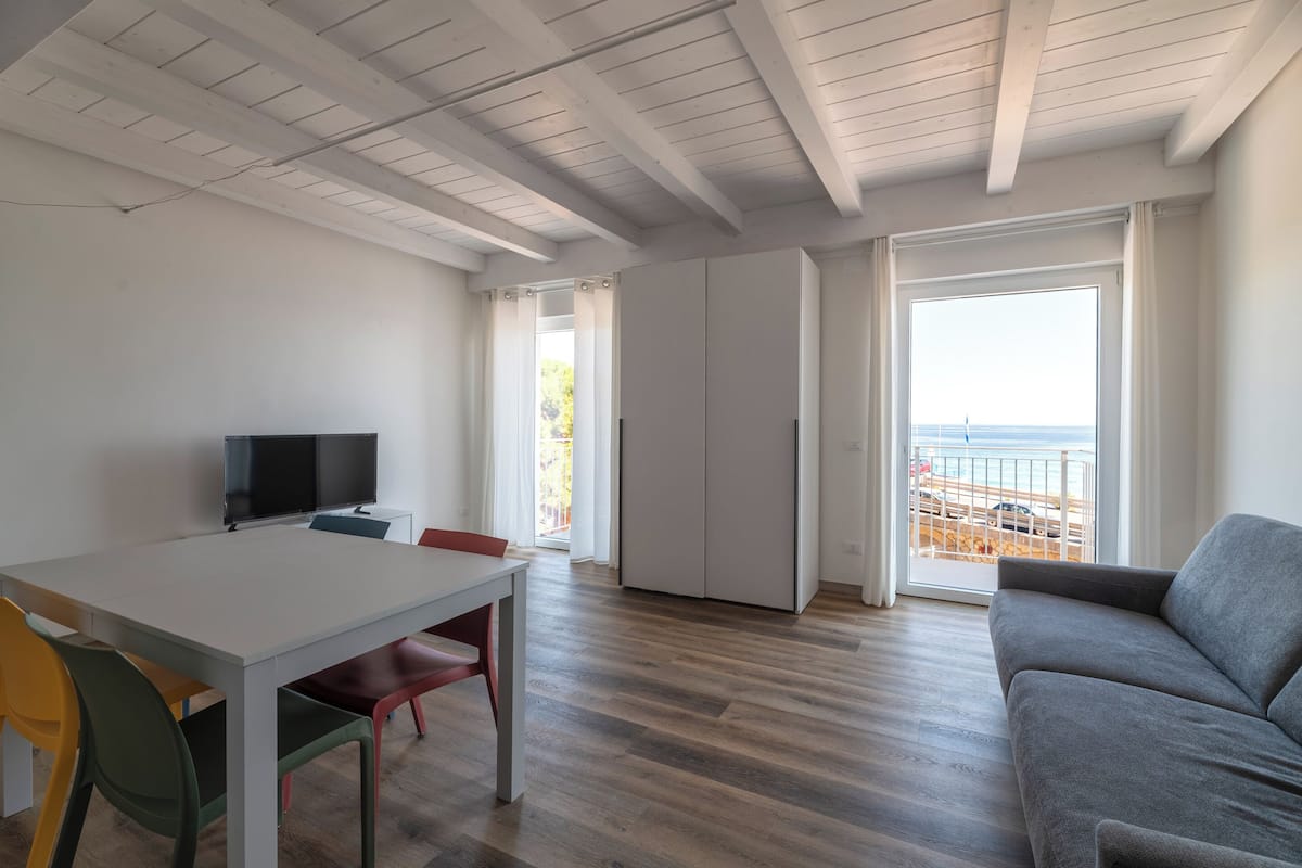 Studio | Living area | Flat-screen TV