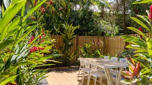 Outdoor dining - Villa 7 Thornton @ St Crispins (PORT DOUGLAS)