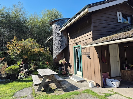 Outdoor dining. Hoh Chalet A cozy cabin on the Olympic Peninsula
