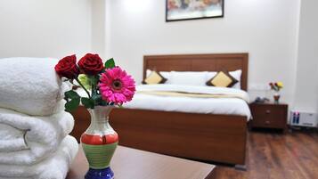 Deluxe Room | Egyptian cotton sheets, premium bedding, in-room safe