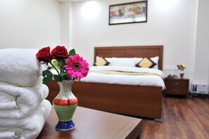Deluxe kamer | Lakens van Egyptisch katoen, luxe beddengoed, een kluis op de kamer