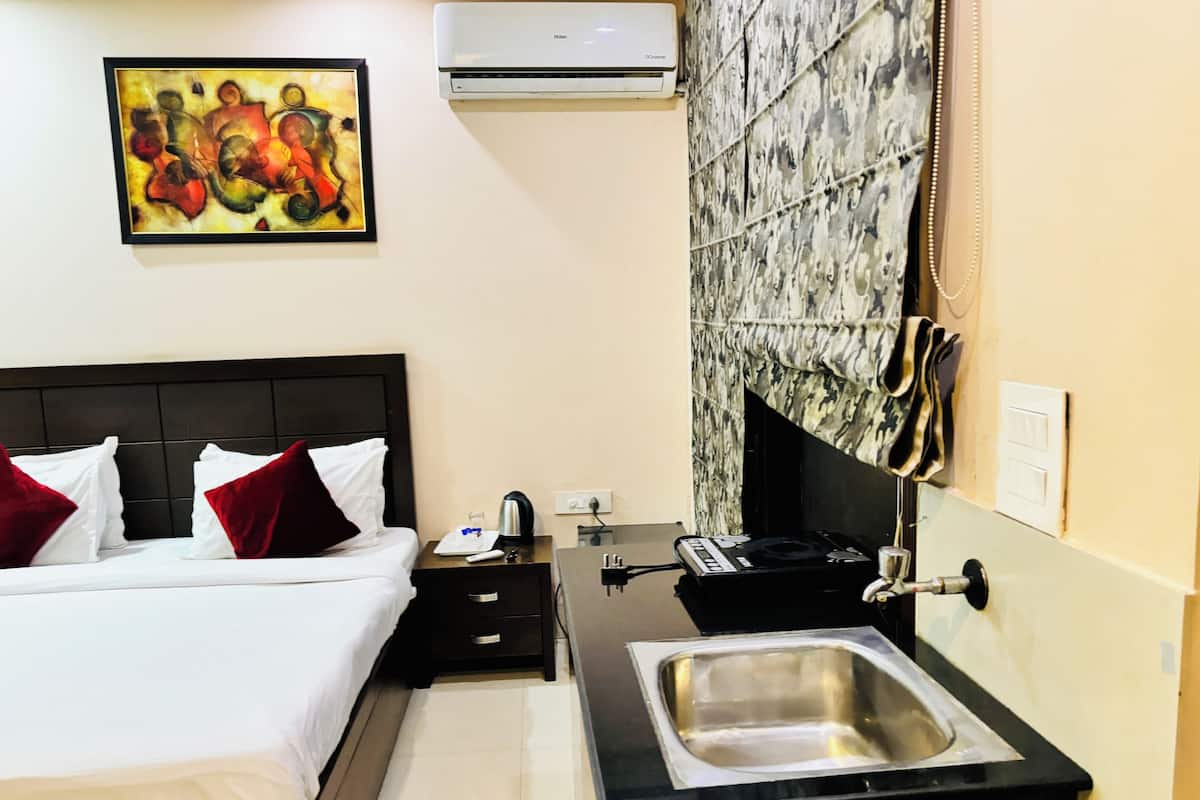 Deluxe Room | Egyptian cotton sheets, premium bedding, in-room safe