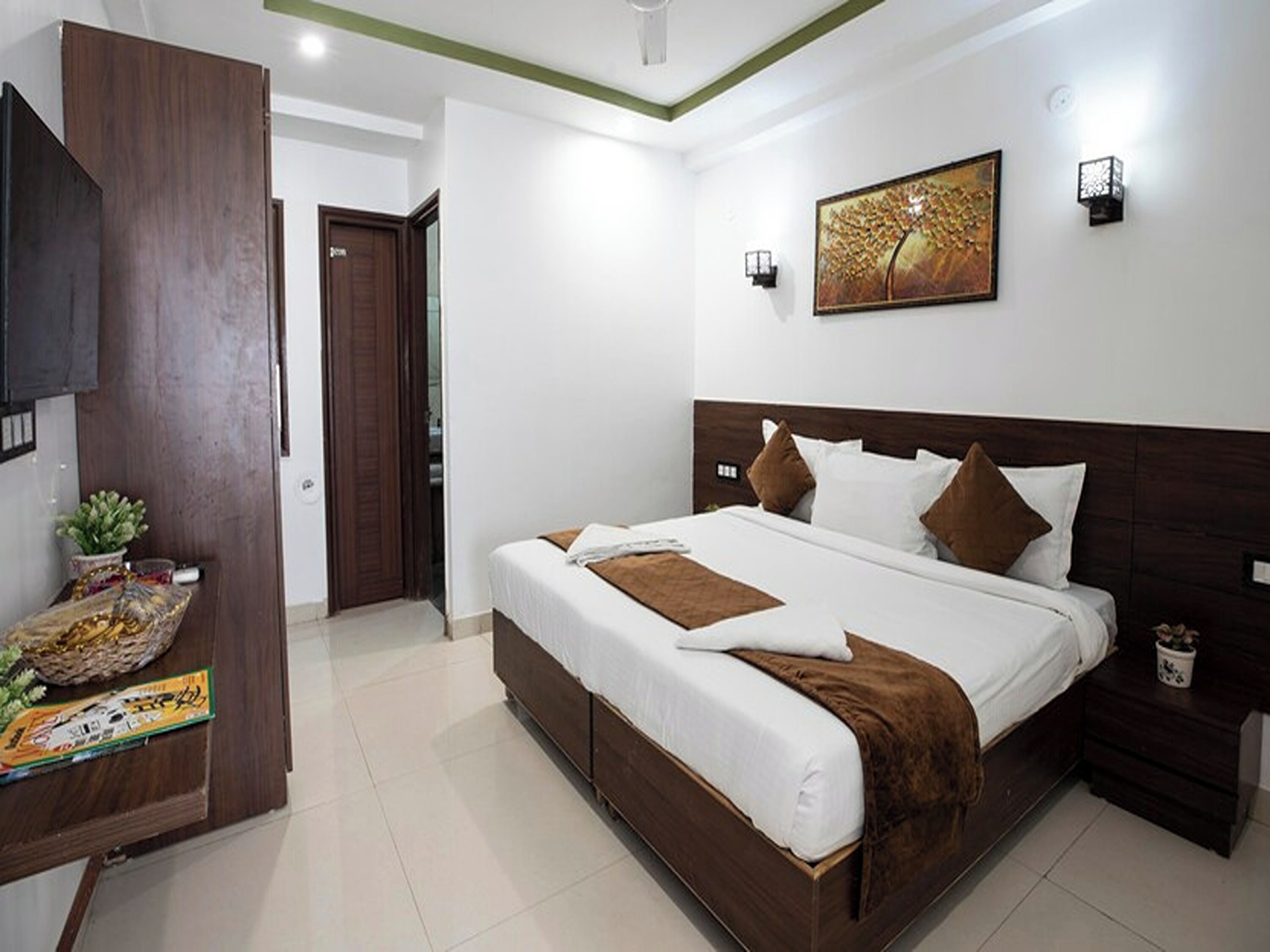 Egyptian cotton sheets, premium bedding, in-room safe, desk