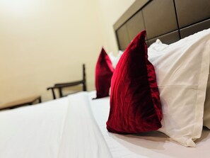 Deluxe kamer | Lakens van Egyptisch katoen, luxe beddengoed, een kluis op de kamer
