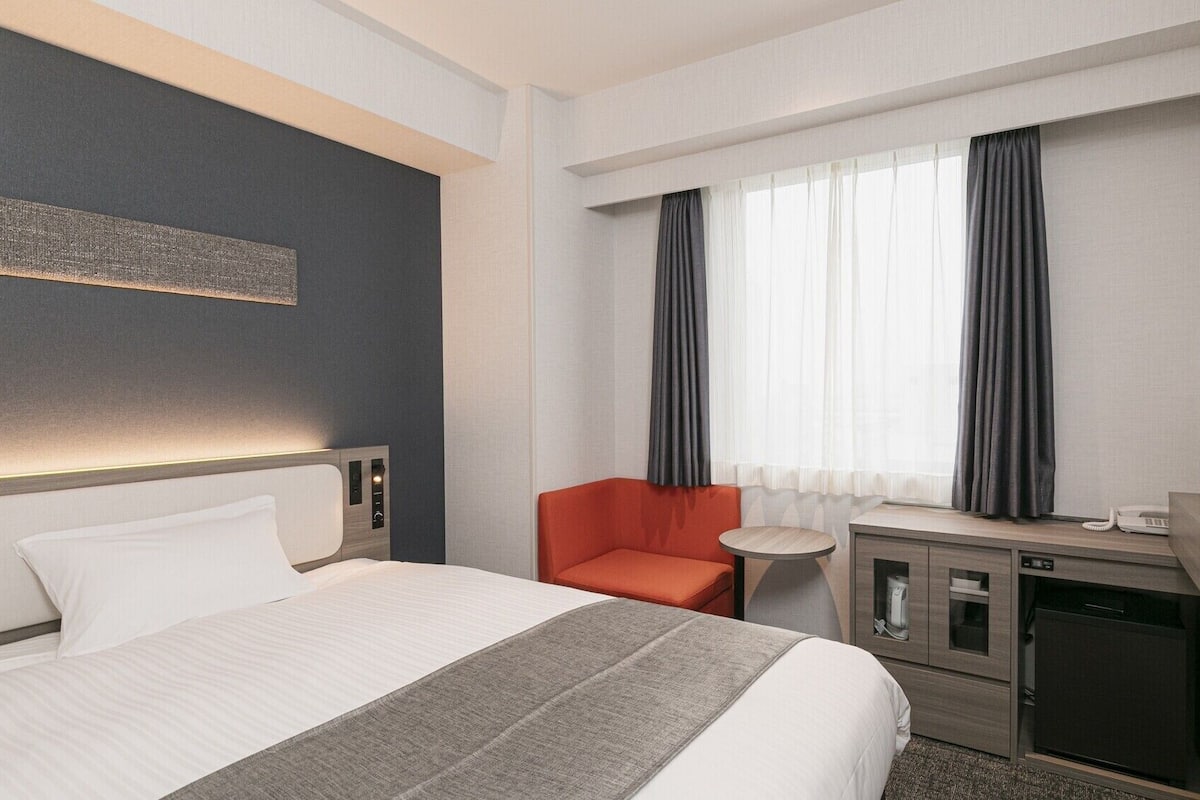 In-room safe, desk, laptop workspace, blackout curtains