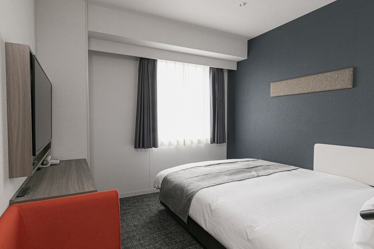 In-room safe, desk, laptop workspace, blackout curtains