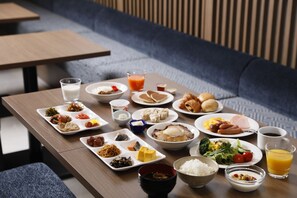 Daily buffet breakfast (JPY 1980 per person)