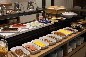 Se ofrece un desayuno bufé todos los días (por un coste adicional)