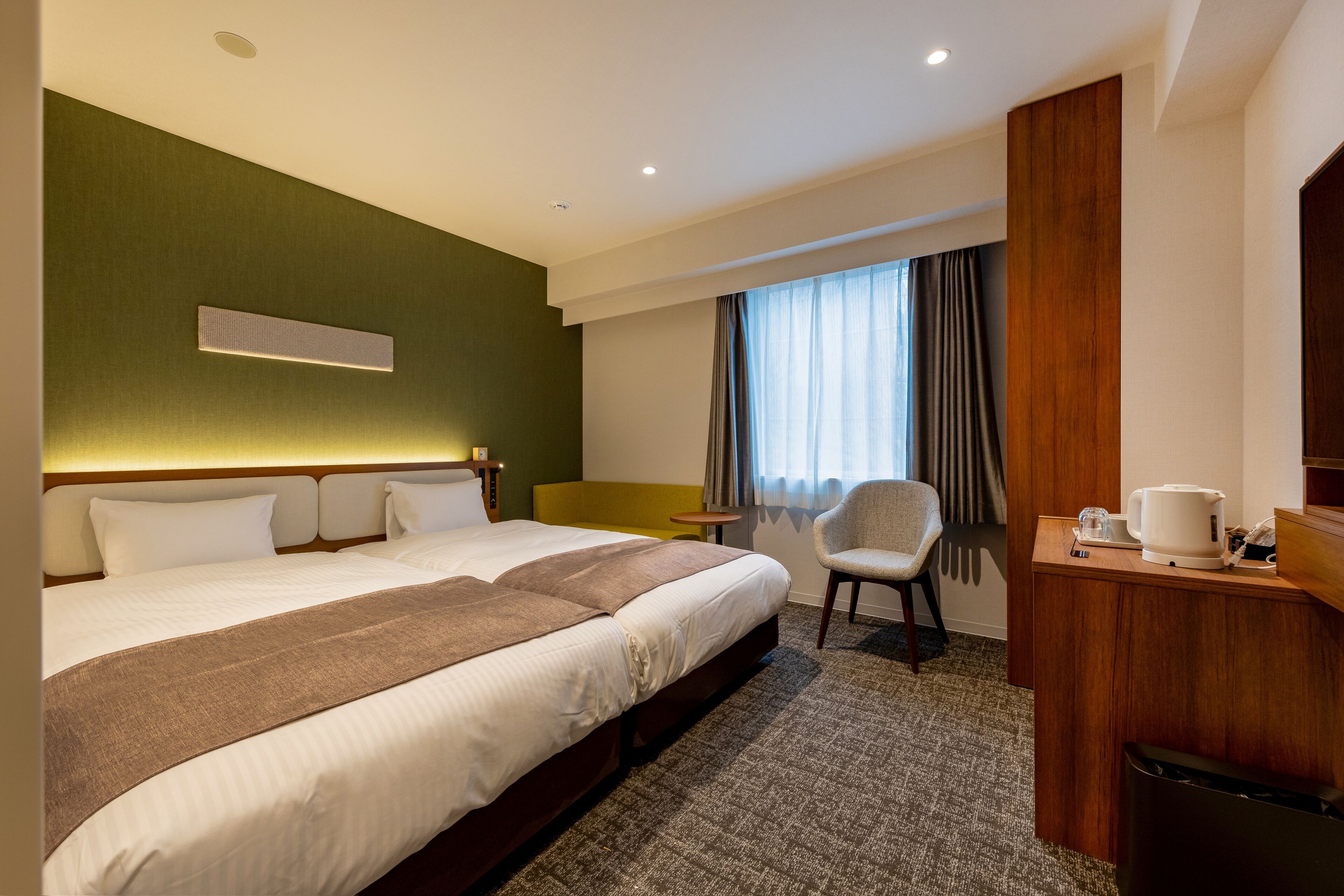 Basic-Zweibettzimmer | Zimmersafe, Schreibtisch, laptopgeeigneter Arbeitsplatz