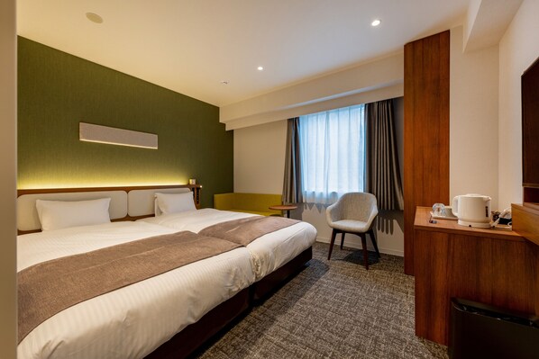 Chambre de base avec lits jumeaux | Coffre-fort, bureau, espace de travail pour ordinateurs portables