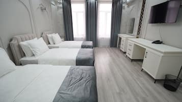 Habitación triple Deluxe | Decoración personalizada, escritorio y espacio para trabajar con laptop