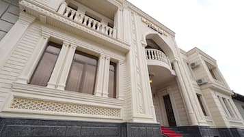 Vista frontal de la propiedad