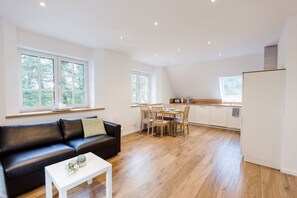 TV, fireplace - Gute Auszeit - Ferienwohnung Weitblick (Borken)