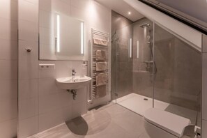 Een douche, een haardroger, handdoeken