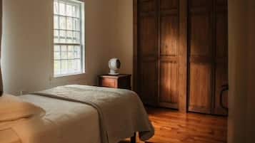 5 bedrooms, desk, iron/ironing board, free WiFi