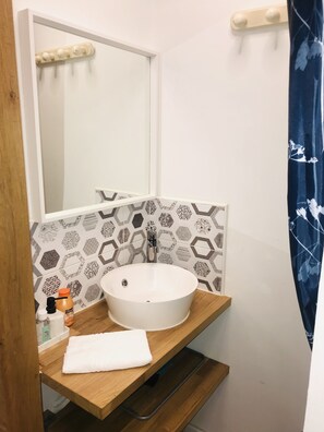 Douche, sèche-cheveux, serviettes fournies, savon