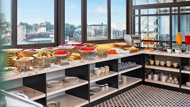 Un buffet proposant une variété de plats et de mets.