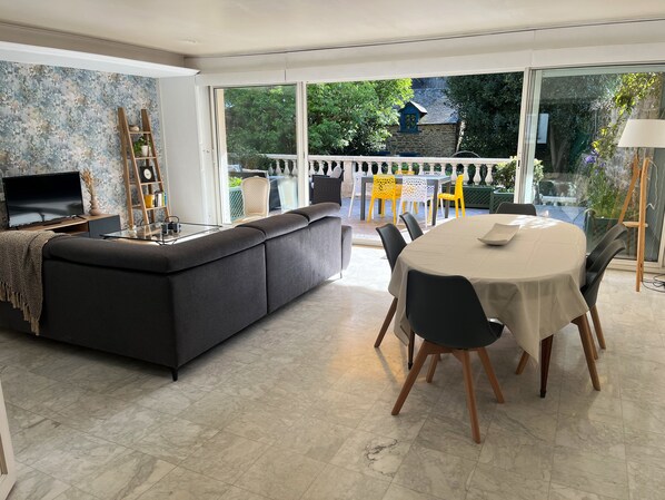 TV, books - Appartement Centre Ville D'auray Avec Grande Terrasse et Jardin Privatif (Auray)