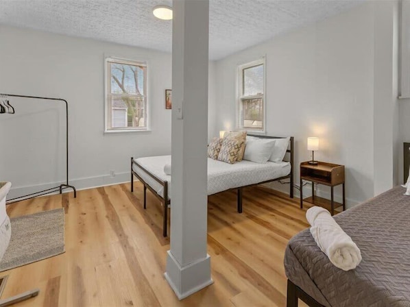 5 bedrooms, iron/ironing board, WiFi, bed sheets