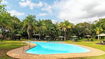 3 piscinas externas, guarda-sóis, espreguiçadeiras