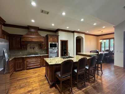 Historic Grapevine 3-bedroom house 4 minutes walk to Historic main street.