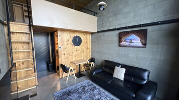 Loft Deluxe, vista al lago | Área de sala de estar