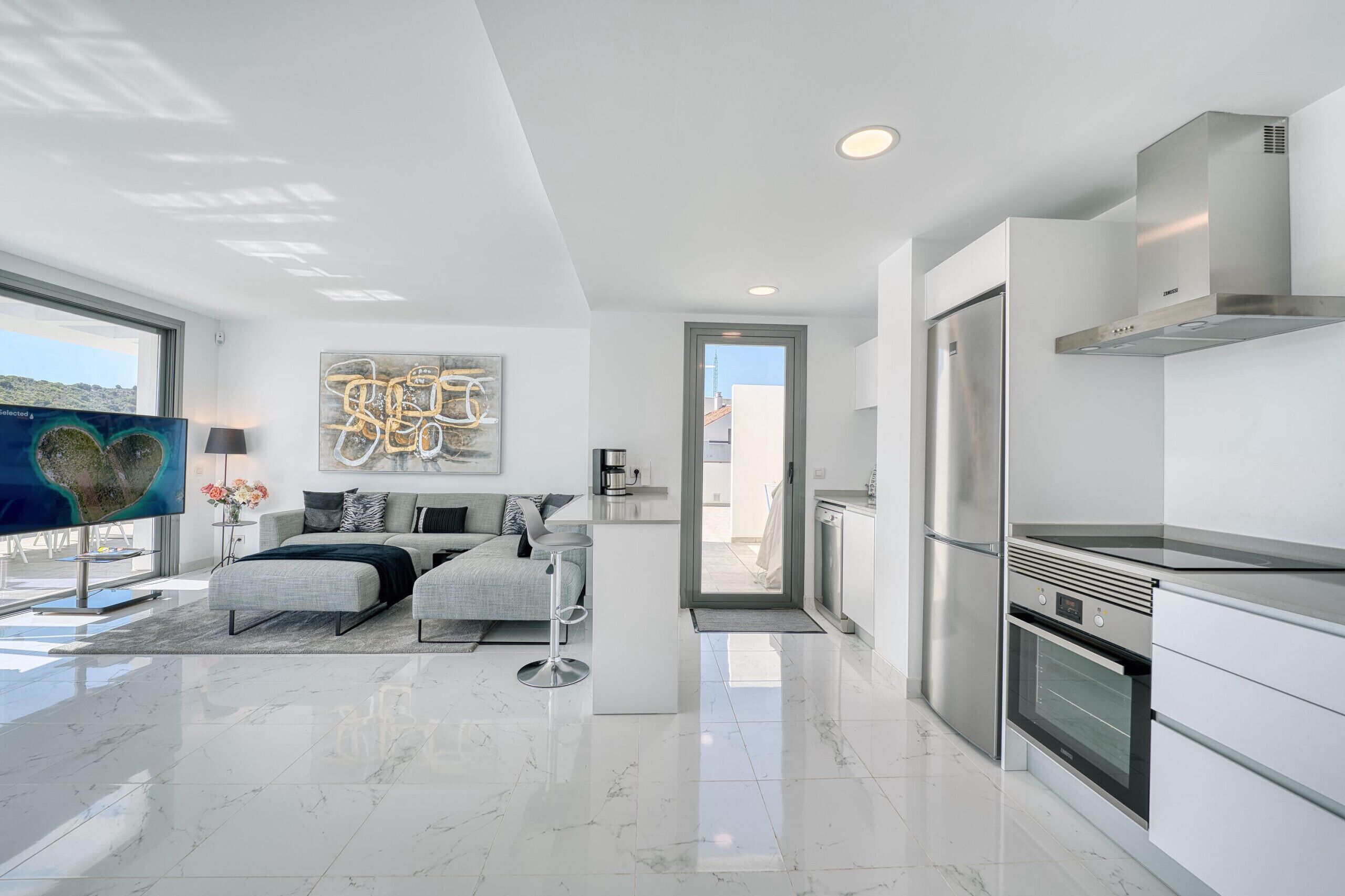 Een koelkast, een oven, een vaatwasser, een koffiezetapparaat/waterkoker