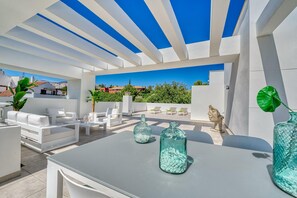 Outdoor dining - 3019 Stunning Penthouse with Panoramic Golf and Sea Views (Casares)