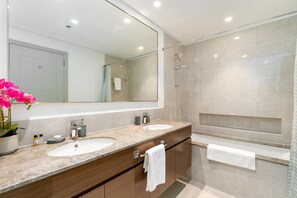 Exclusive Apartment, Balcony, Sea View | Bathroom | Separate tub and shower, hair dryer, towels, toilet paper - Mystic - Forte Tower 2 (Dubai)