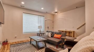 Een televisie en een kantoor