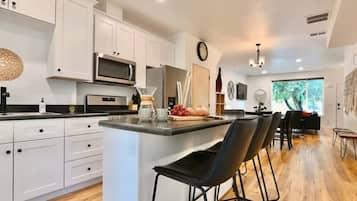 Geladeira, micro-ondas, fogão, cooktop