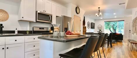 Kühlschrank, Mikrowelle, Ofen, Herdplatte