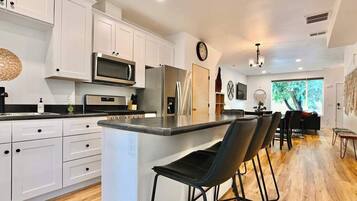 Frigorífico, microondas, horno y placa de cocina