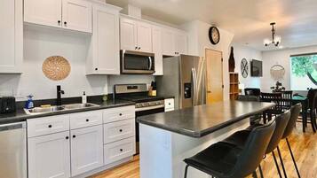 Refrigerador, microondas, horno, placa de cocina