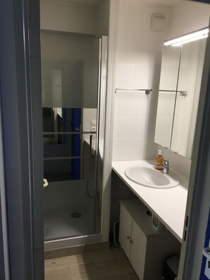 Suihku, hiustenkuivaaja, pyyhkeet, saippua