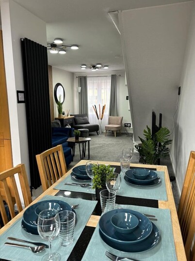 Stylish home in Linlithgow | Near Edinburgh Airport | Free parking | Free WiFi