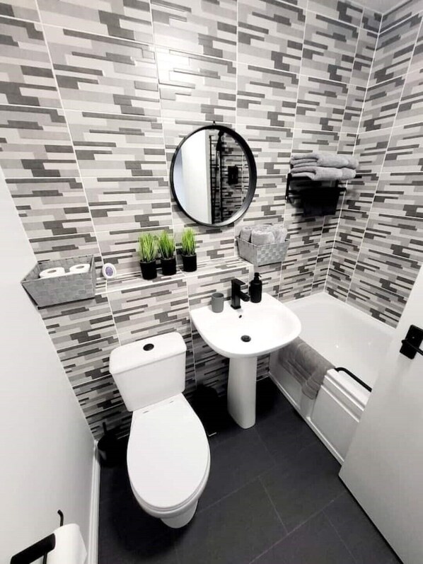 Hair dryer, towels, soap, shampoo - Stylish home in Linlithgow | Near Edinburgh Airport | Free parking | Free WiFi (Linlithgow)