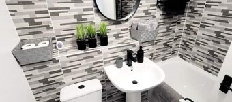 Stylish home in Linlithgow | Near Edinburgh Airport | Free parking | Free WiFi