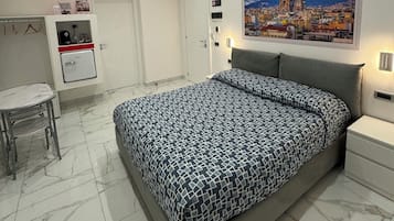 Barcelona Room | Biancheria da letto di alta qualità, copriletto in piuma, minibar