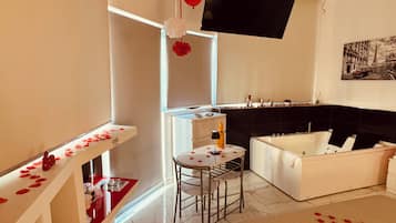 Paris Room | Premium bedding, down duvets, minibar, free WiFi