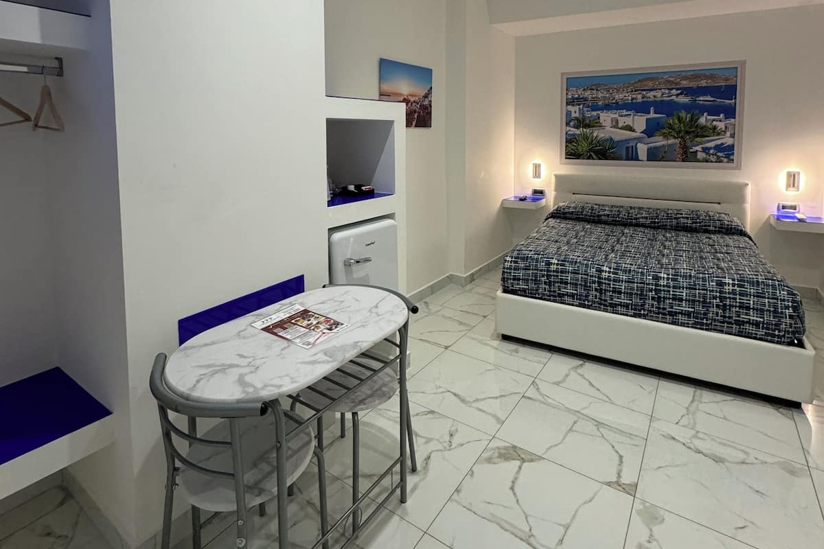 Mykonos room | Hochwertige Bettwaren, Daunenbettdecken, Minibar, kostenloses WLAN