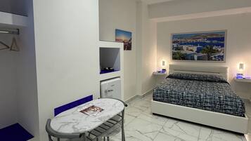 Mykonos room | Biancheria da letto di alta qualità, copriletto in piuma, minibar