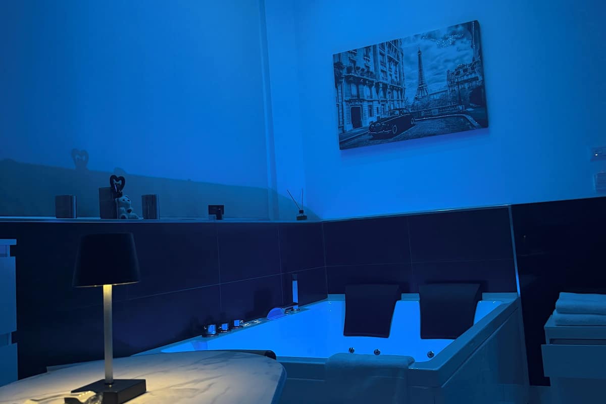 Paris Room | Premium bedding, down comforters, minibar, free WiFi