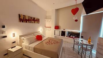 Paris Room | Roupas de cama premium, edredons de pluma, frigobar, Wi-Fi de cortesia