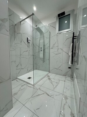 Berlin Room | Badezimmer | Haartrockner, Bidet, Handtücher