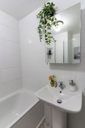 Een haardroger, handdoeken, zeep, shampoo