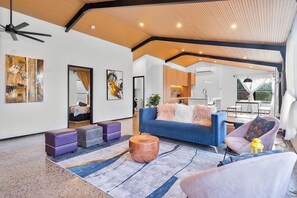 Smart-TV, Kamin, Videospiele, Bücher