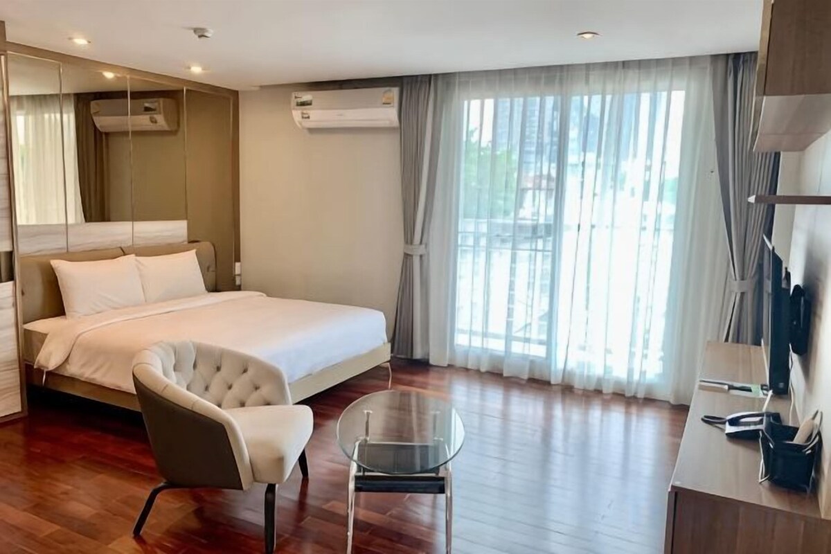 Desk, iron/ironing board, WiFi (free), bed sheets