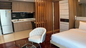 One-Bedroom Apartment | Desk, iron/ironing board, free WiFi, bed sheets